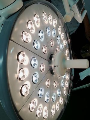 Luce della cupola OT di tecnologia 500mm di Lux Surgical Operating Light Union dell'attrezzatura medica 40000 doppia